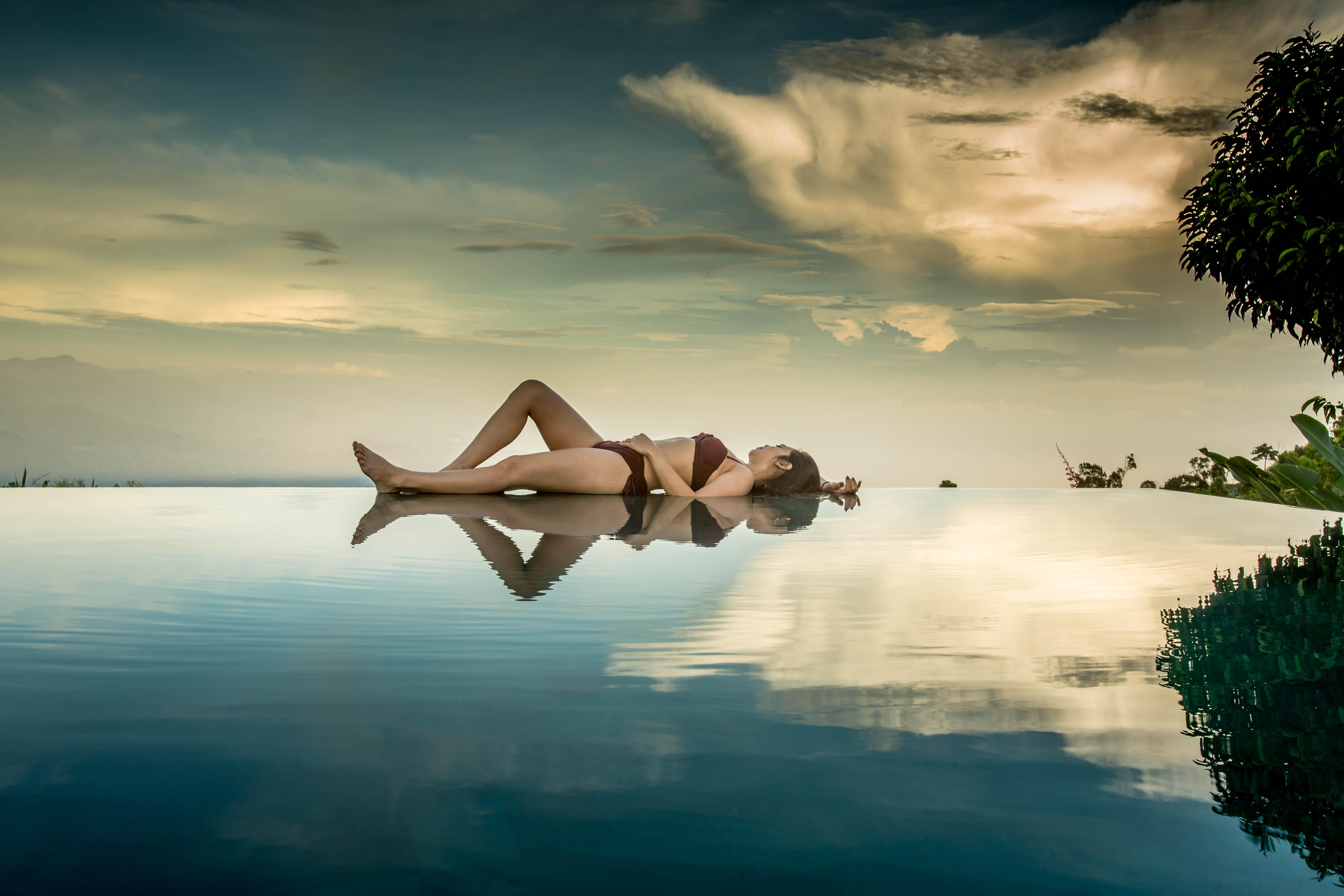 Munduk Moding Plantation Nature Resort Exteriör bild A photomontage of a woman lying on a lake