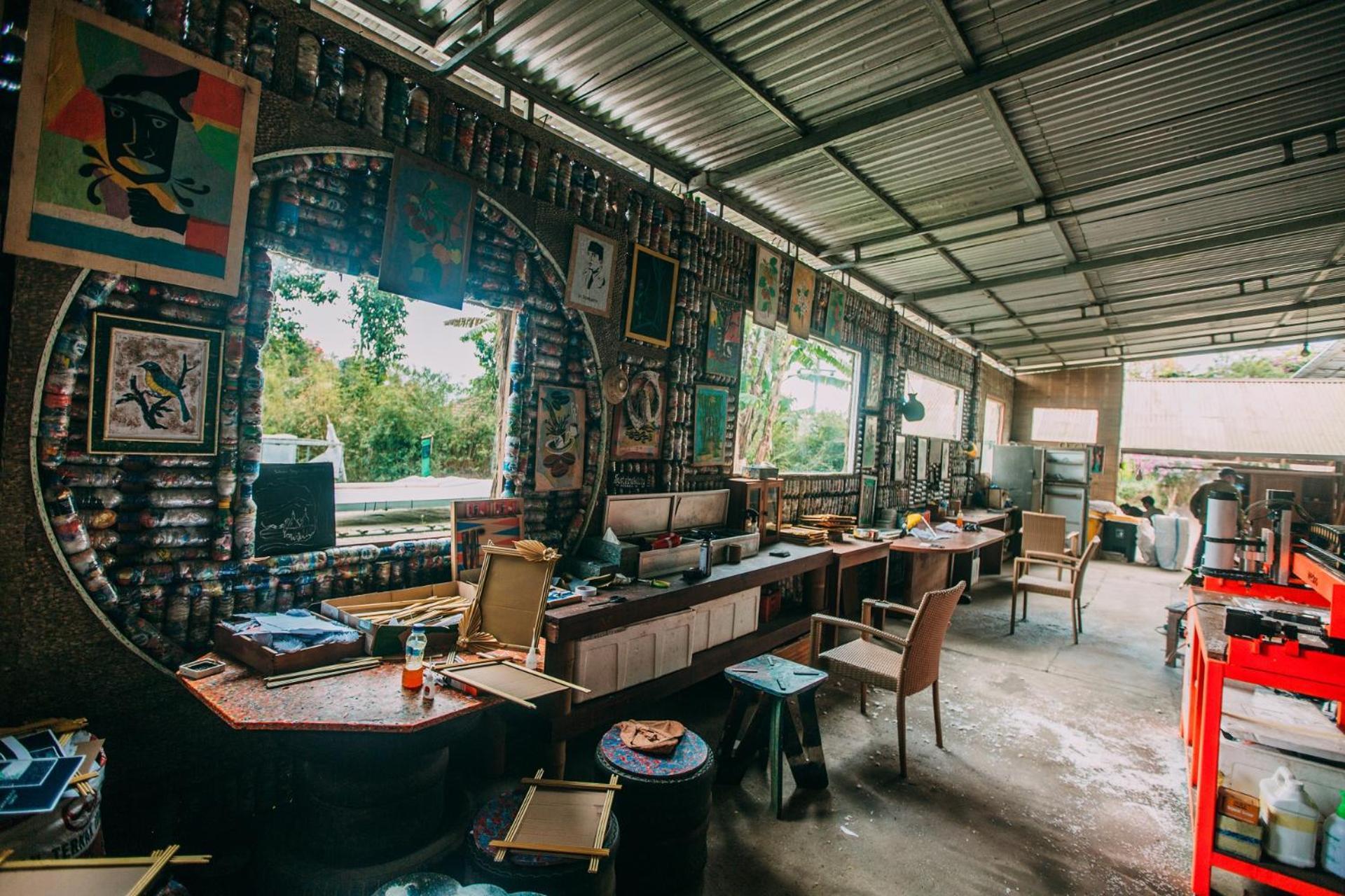 Munduk Moding Plantation Nature Resort Exteriör bild The studio of Radio Station