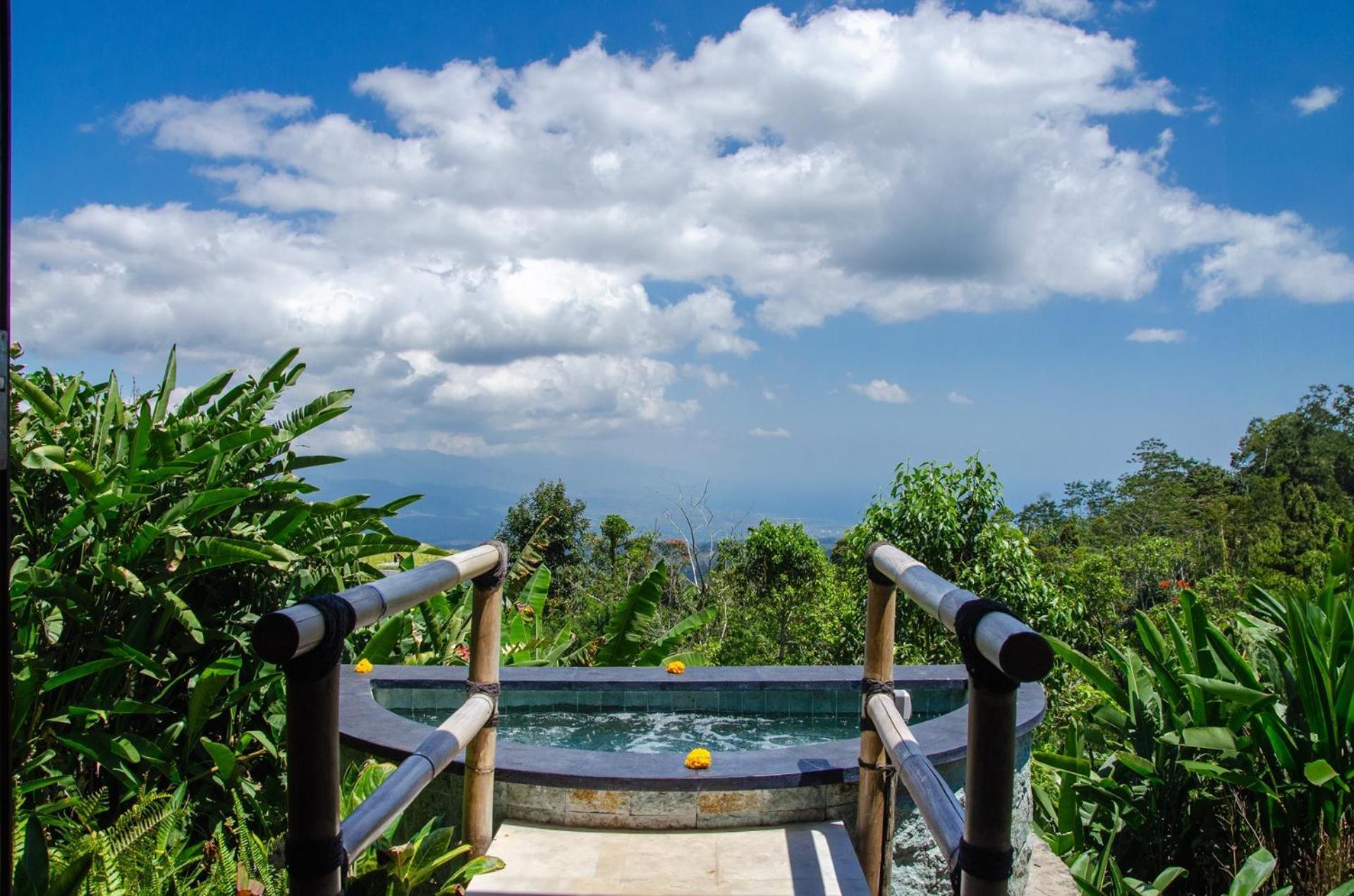 Munduk Moding Plantation Nature Resort Exteriör bild A hot tub at a resort
